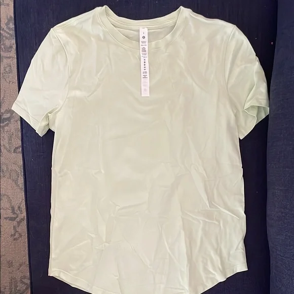 NWOT Lululemon Light Green T-Shirt size 2 - Picture 1 of 2